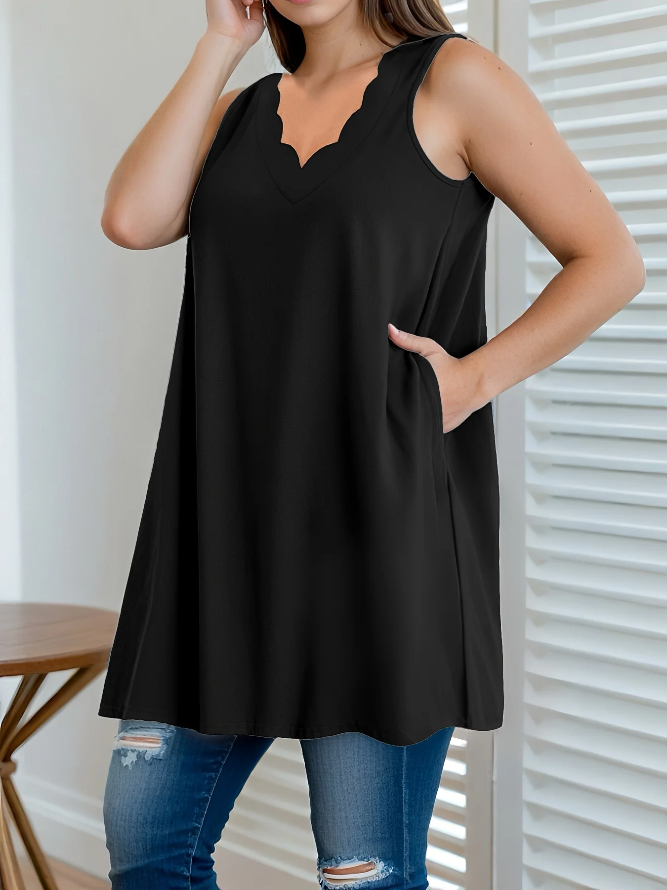 Plus Size Women's Scalloped V-Neck Sleeveless Top Elegant Loose Fit Tank for Casual and Dressy Looks