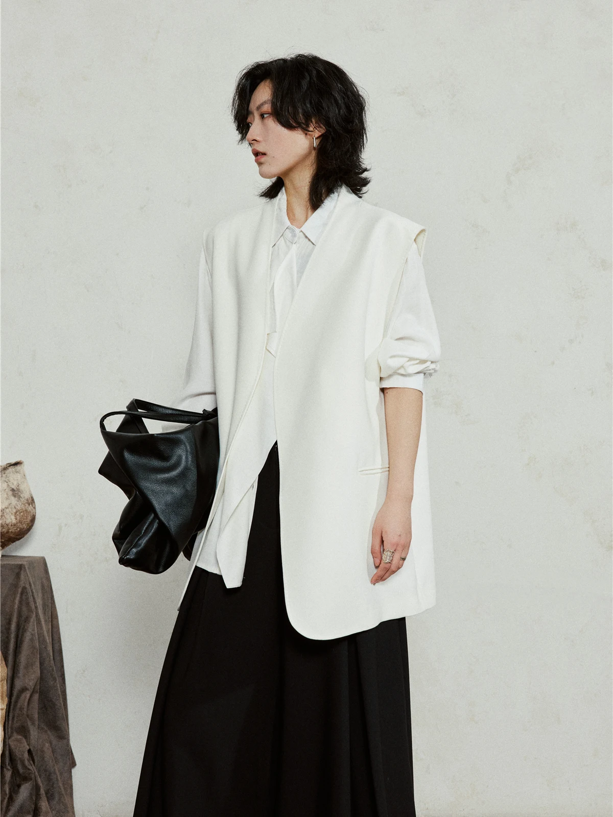 Sunyvonne Heavyweight Hand Sewn Notched Collarless Suit Vest Simple Old Money Style Outerwear Polyester Loose Fit Regular Length