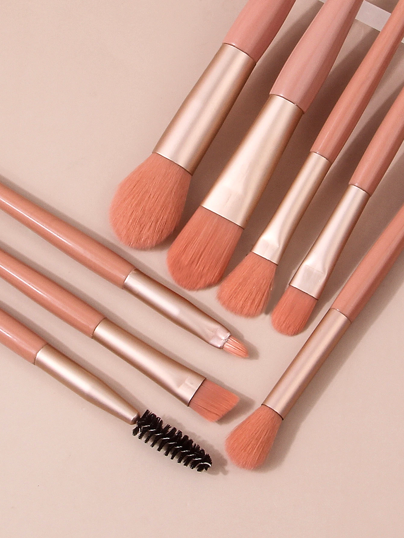 The 7Pcs beginner makeup brush set includes foundation brushes, blush brushes, eyeshadow brushes,mascara brushes and lip brushes
