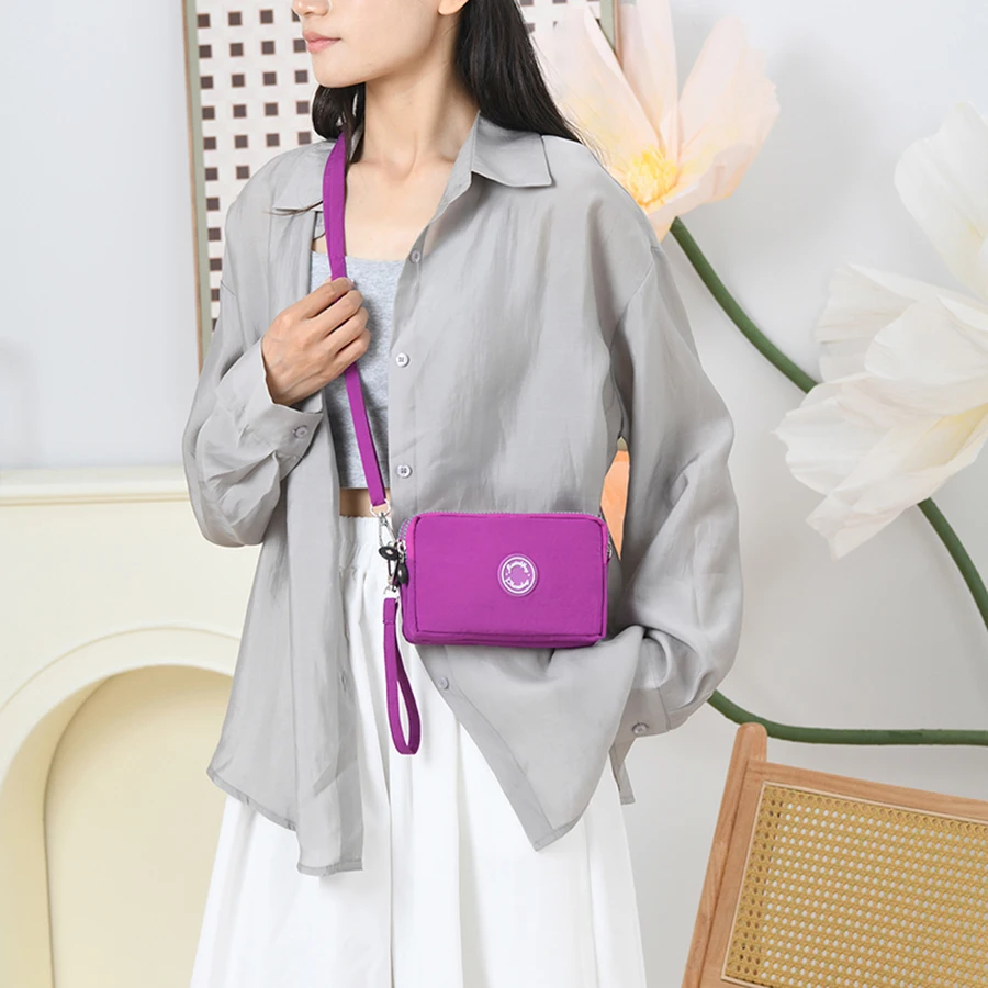 Put the mobile phone bag, handbag, shoulder bag, neck bag, cloth bag, mini bag for storing small change.