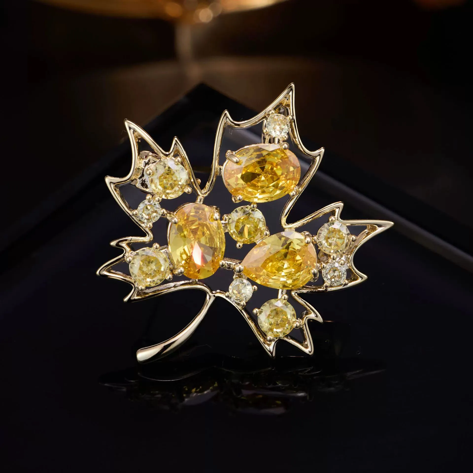 Beautiful Crystal Maple Leaf Brooches For Women Unisex 2-color Floral Plant Party Office Brooch Pins Gifts