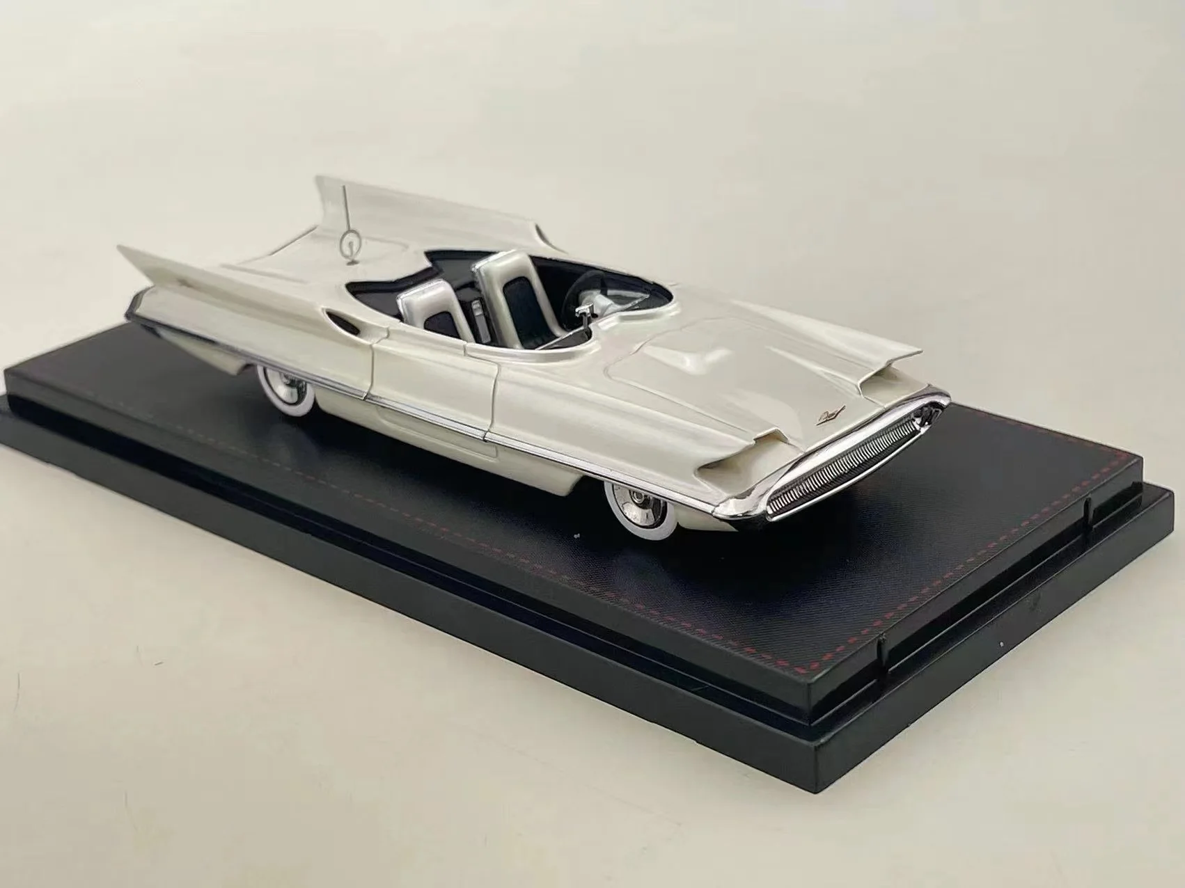 HRN Model 1/64 futura concept-1955 in pearl white red blue limited 399 Pcs Hand Build resin car model in stock now