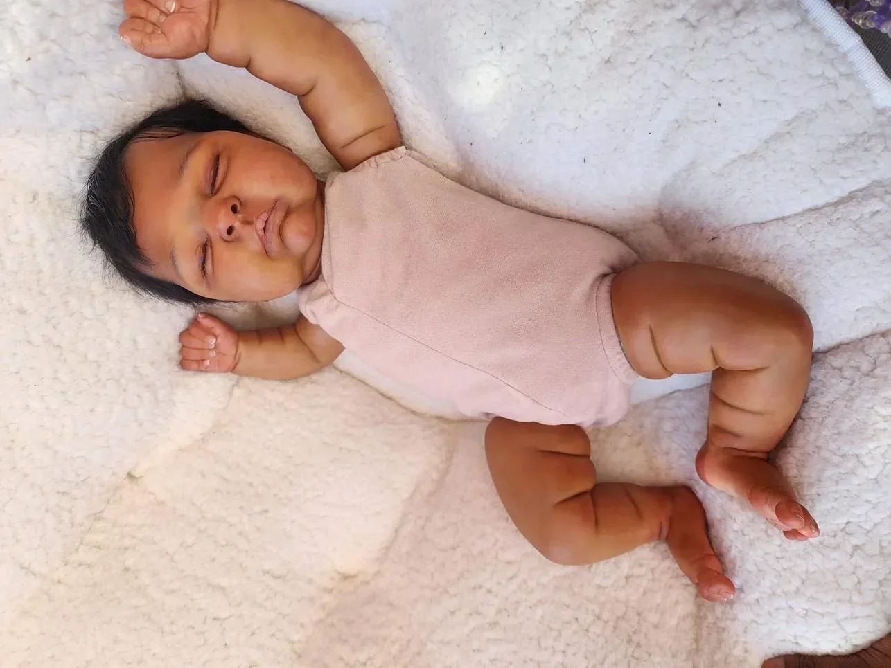 Bebe Peaches 신생아 아기 천 바디 인형 옷이없는 3D 피부로 눈에 보이는 정맥으로 그림 그리기 어두운 피부 다시 태어난 인형