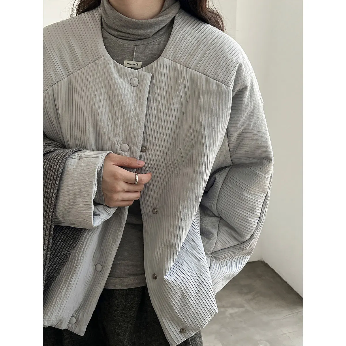 سترة شتوية نسائية بسيطة وفضفاضة غير رسمية برقبة دائرية قصيرة مبطنة بالقطن لعام 2025 #4