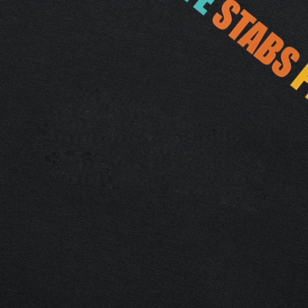 T-Shirt mit lustigem Design: „Meine Frau steckt Leute in die Brust“ – Bunte Buchstaben, sarkastisches T-Shirt, Y2K-Stil, Persönlichkeit, Streetwear-Kleidung, Geschenke – Detail 3