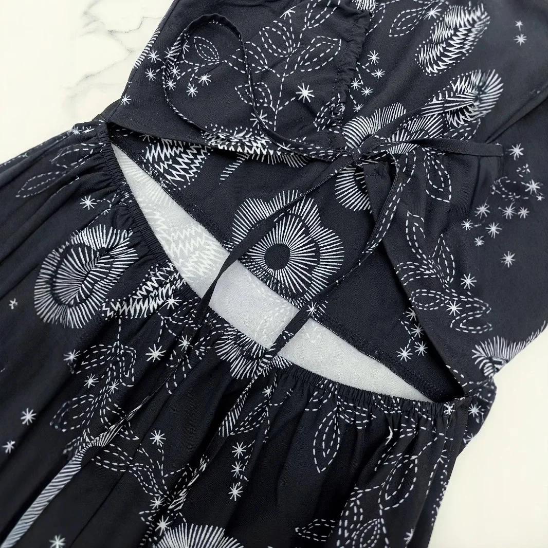 Ein elegantes, schulterfreies Neckholder-Kleid mit Urlaubsdruck für europäische und amerikanische Damen