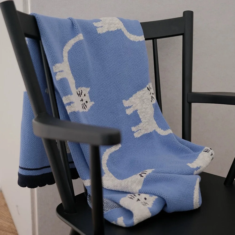 

Cotton blanket with cat pattern; suitable for all seasons, soft and glutinous for children to use as sofa cover or bed cover for