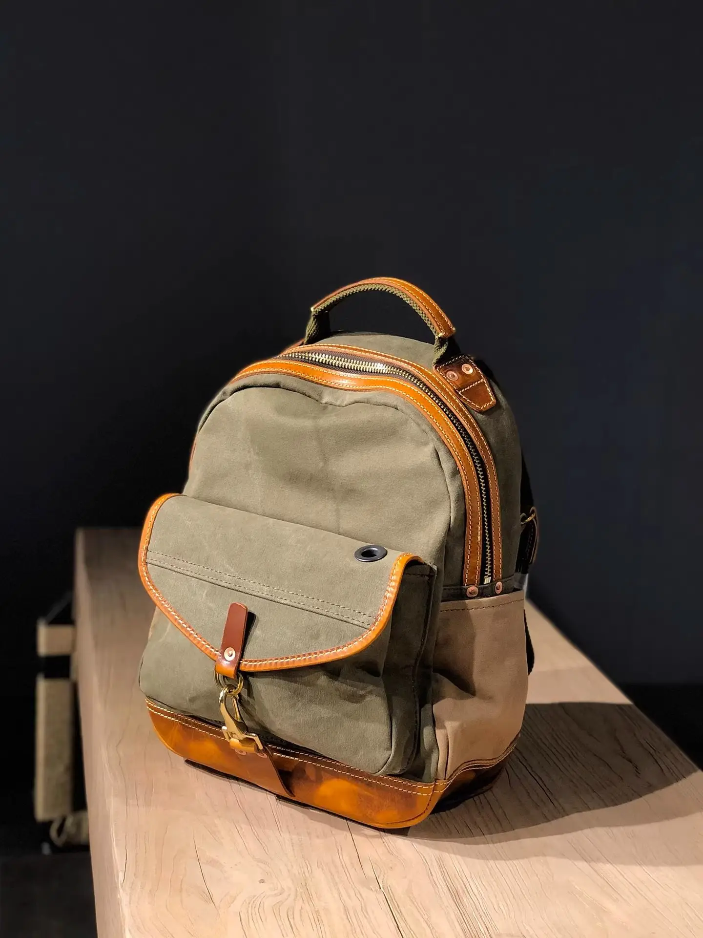 حقيبة ظهر كاجوال للرجال والنساء مصنوعة يدويًا من الجلد من الطبقة الأولى مصنوعة يدويًا من القماش الكتاني لعطلة نهاية الأسبوع الفاخرة لتسلق الجبال