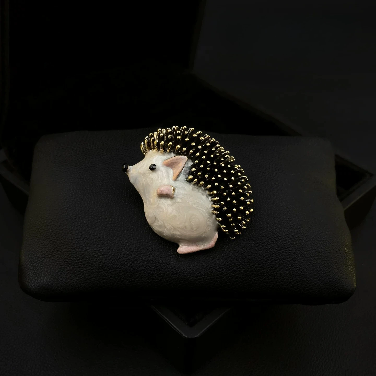 Hedgehog Brooch Magnetic Vintage Cute Mini Enamel Accessory For Overcoat Jacket Handbag Decor Elegant Women Jewelry Gift 2205