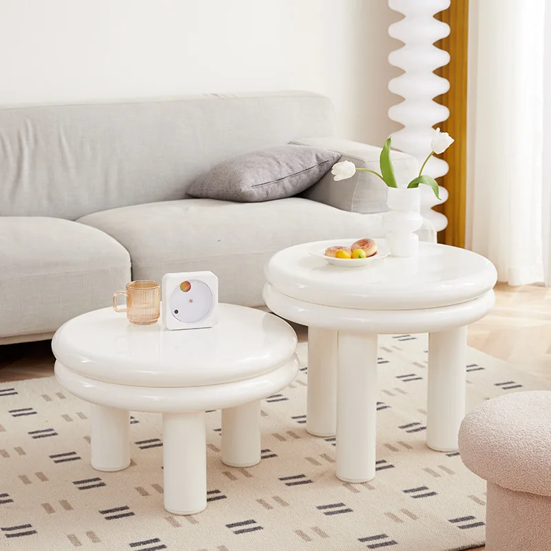 アパートのリビングルーム、シンプルでモダンなインターネットセレブの創造性、デザイナースタイル、錬鉄製のコーヒーテーブルの組み合わせ