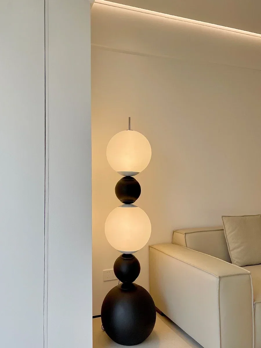 Lampe lampadaire avec boule ronde, design culbuteur, salon, ins, chambre à coucher, gourde, canapé d'art, à côté de l'atmosphère française