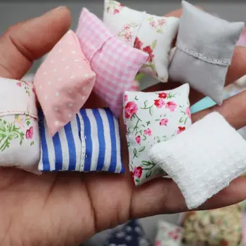 4 adet 1/12 Mini Dollhouse minyatür ahşap kanepe yastık simülasyon mobilya Model oyuncaklar bebek seramik karo bebek hediye