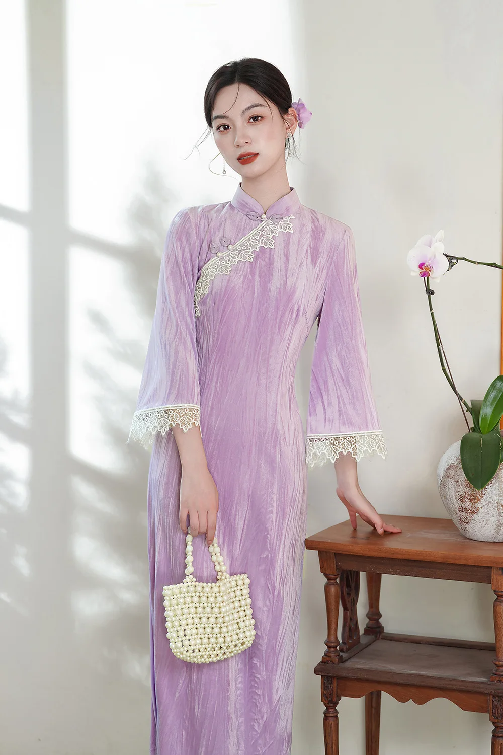 

2025 Autumn New Chinese Style Improved Cheongsam Daily Lace Edge Wrapping Young Blue Velvet Inverted Big Sleeves Female