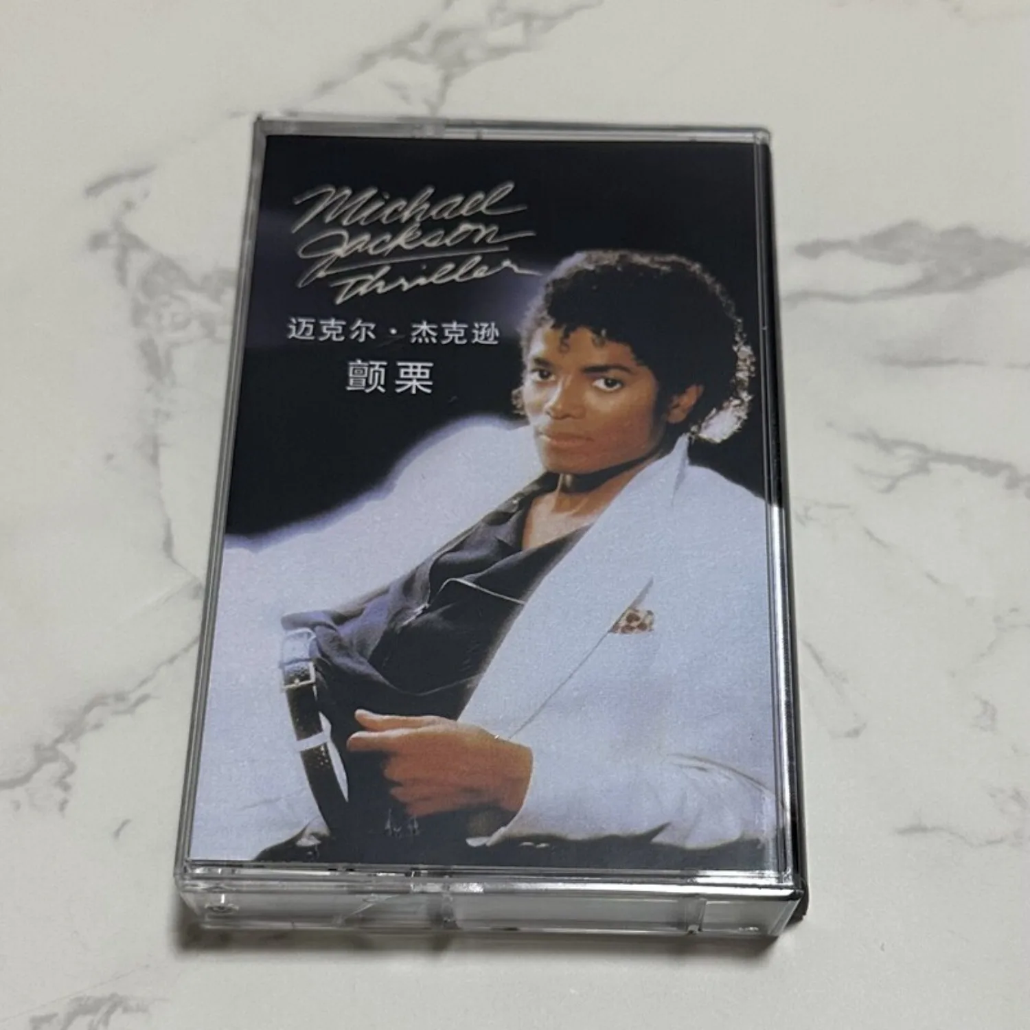 

Редкая запечатанная аудиокассета Майкла Джексона «Thriller» (поп, R&B, фанк) – коллекционный артефакт с ретро-аналоговым звуком для фанатов, домашнего декора и искусства