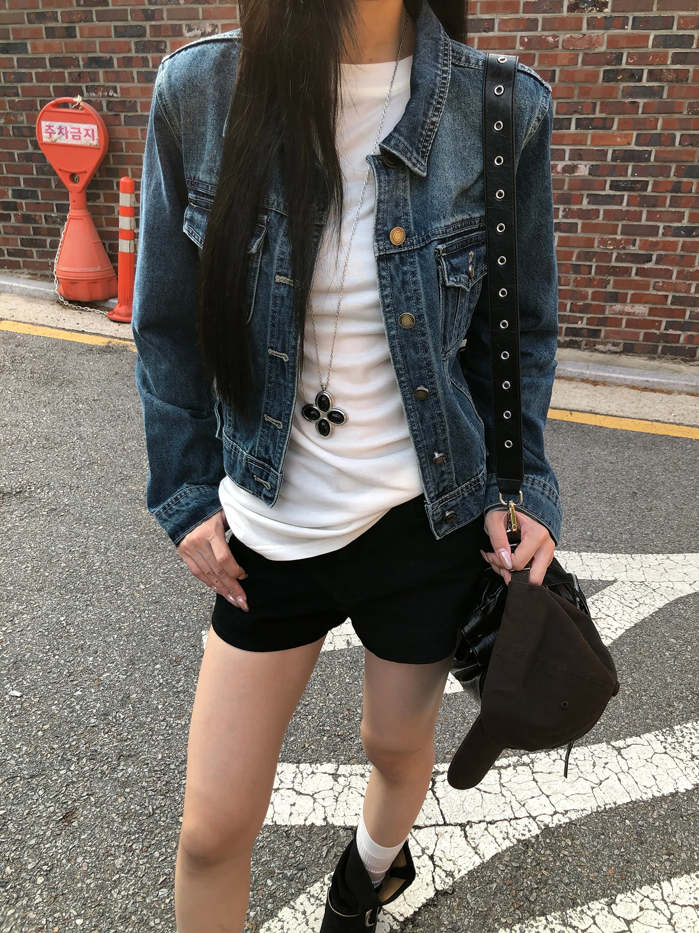 جاكيت جينز قصير أزرق للنساء خريف 2025 تصميم جديد عصري رائج مزيج من القطن والبوليستر قصة مستقيمة أسلوب عملي