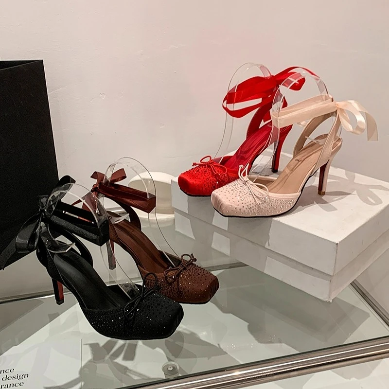 2026 Neue Schleifen-Ballett-Baotou-Sandalen mit Stilettoabsatz, eckiger Zehenpartie, flachem Fußriemen und Satinabsätzen