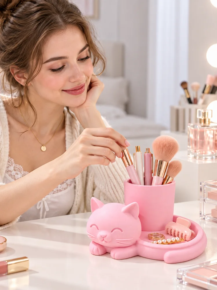 3D Printed Pink Cat Desktop Organizer, Two-In-One Pen Holder and Tray Design, Practical and Aesthetically Pleasing, Matte Soft Pink Color Suitable for Various Home Decor Styles, Cute Cartoon Shape Adds Vitality to the Desktop, Can Store Stationery, Beauty Tools, Jewelry, and Small Items, Say Goodbye to a Cluttered Desktop, Keep It Tidy and Organized, Suitable for Study Rooms, Bedrooms, Makeup Tables, and Office Desks, Desktop Decorations for Girls, Creative and Practical Gifts