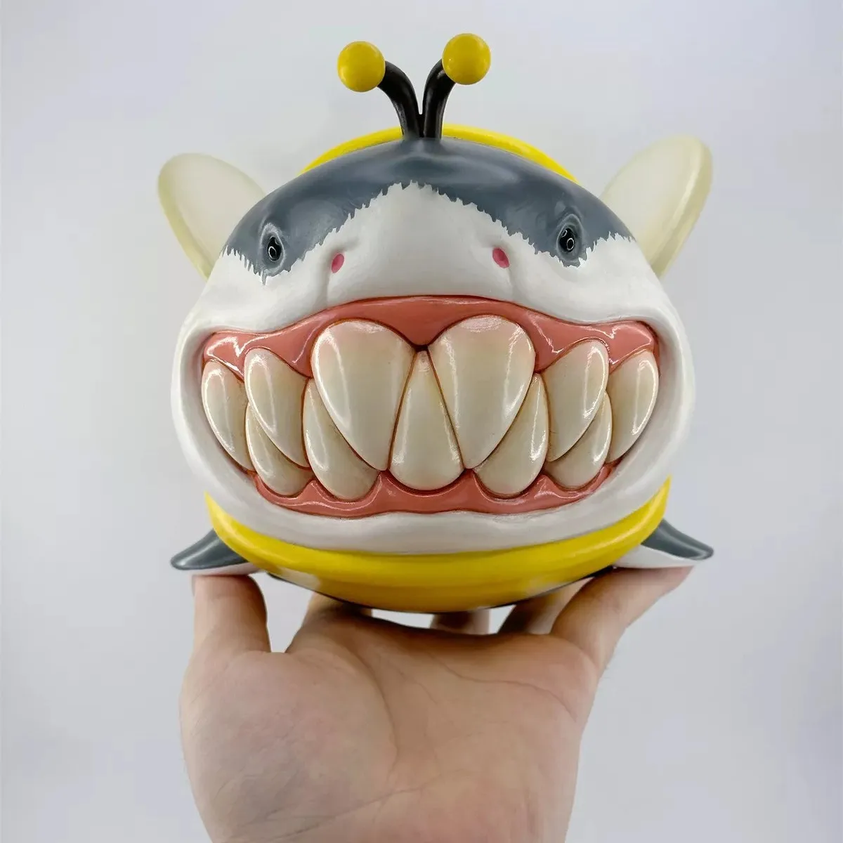 تمثال وحش القرش العملاق - ديكور كبير الحجم ذو طابع ساحلي للمنزل/الحديقة على Instagram-Worthy Fantasy Creature Art Piece