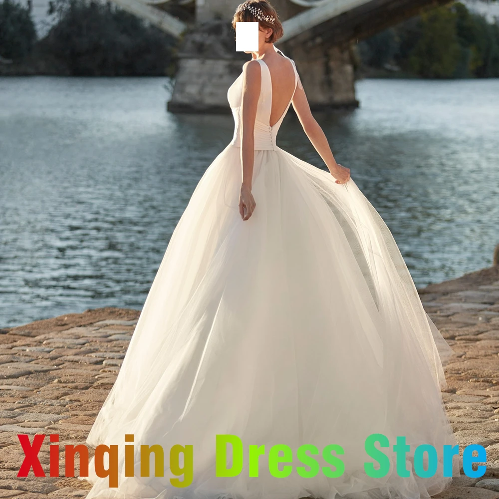 Customized Classic and Formal White Tulle Buttons Open Back Sleeveless Wedding Dresses A-Line V-Ncek Sweep Train Robe de mariée