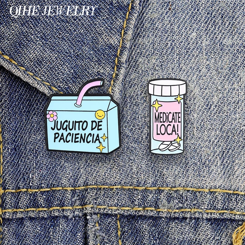 Juguito De Paciencia Blaue Saftbox Emaille-Anstecknadel Humor Spanisch Medikament Verrückt Rosa Medizinflasche Brosche Reversnadel Schmuck Geschenke