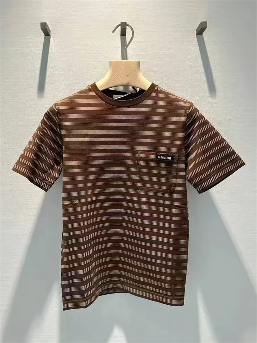

Women's 2025 Early Spring New Short-Sleeve T-Shirt with Appliqué and Cocoa Brown Stripes