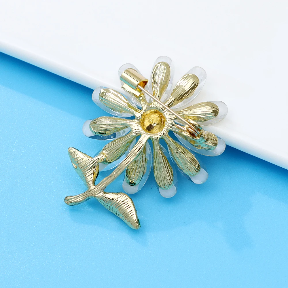 CINDY XIANG White Color Daisy Flower Brooches For Women Summer Fashion Plant Pin Wedding Accessories Hat Jewelry