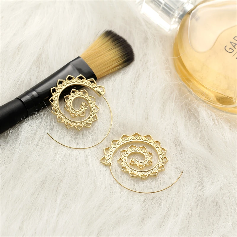 New Spiral Dangle Earrings for Women Vintage Baroque Hyperbole Female Dangle Earrings Hollow Heart Net Pendants Earrings