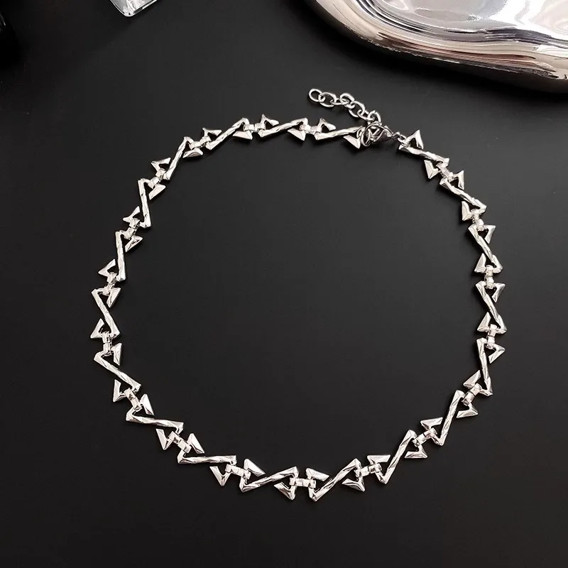 Z Letter Necklace with Thorn Design, Trendy High Grade Neutral Style Pendant, Versatile European American Jewellery for Unisex