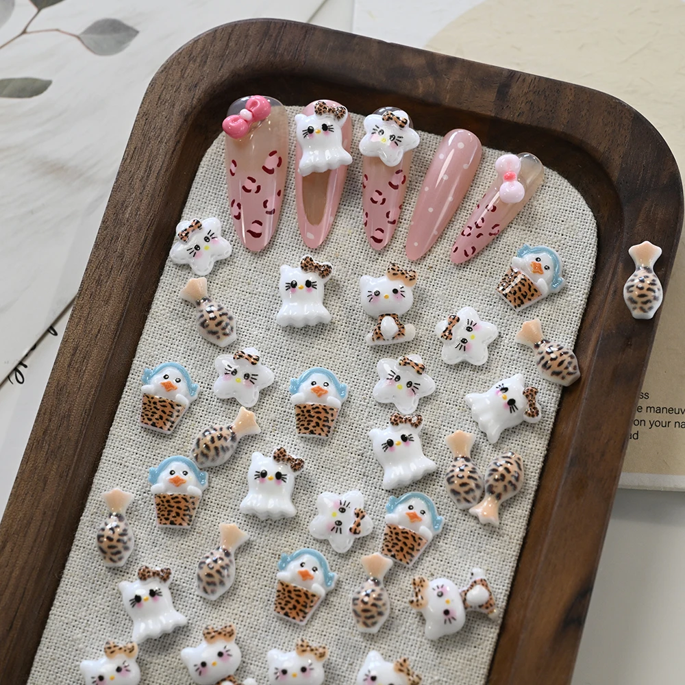6/9 กริด/กล่องผสม 3D เสือดาว Hello Kitty เล็บ Charms Kawaii Love-heart Kitty Cat Nail Art Flatback เรซิ่น KT แมวเล็บอะไหล่ &*