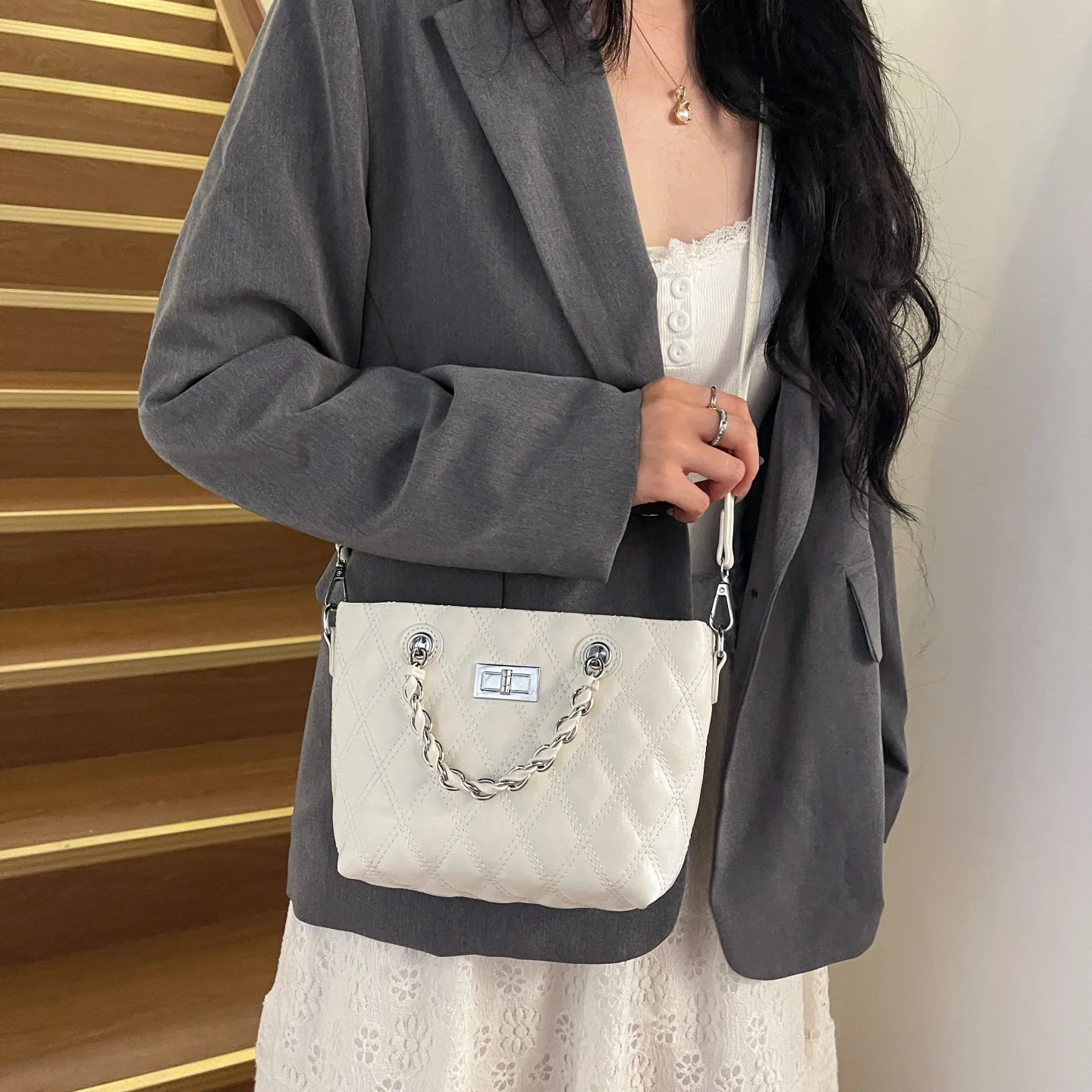 حقيبة سلسلة ألماس فضية، حقيبة ساعي Xiaoxiangfeng النسائية، حقيبة يد بتصميم متخصص لصيف 2025 النسخة الكورية الجديدة