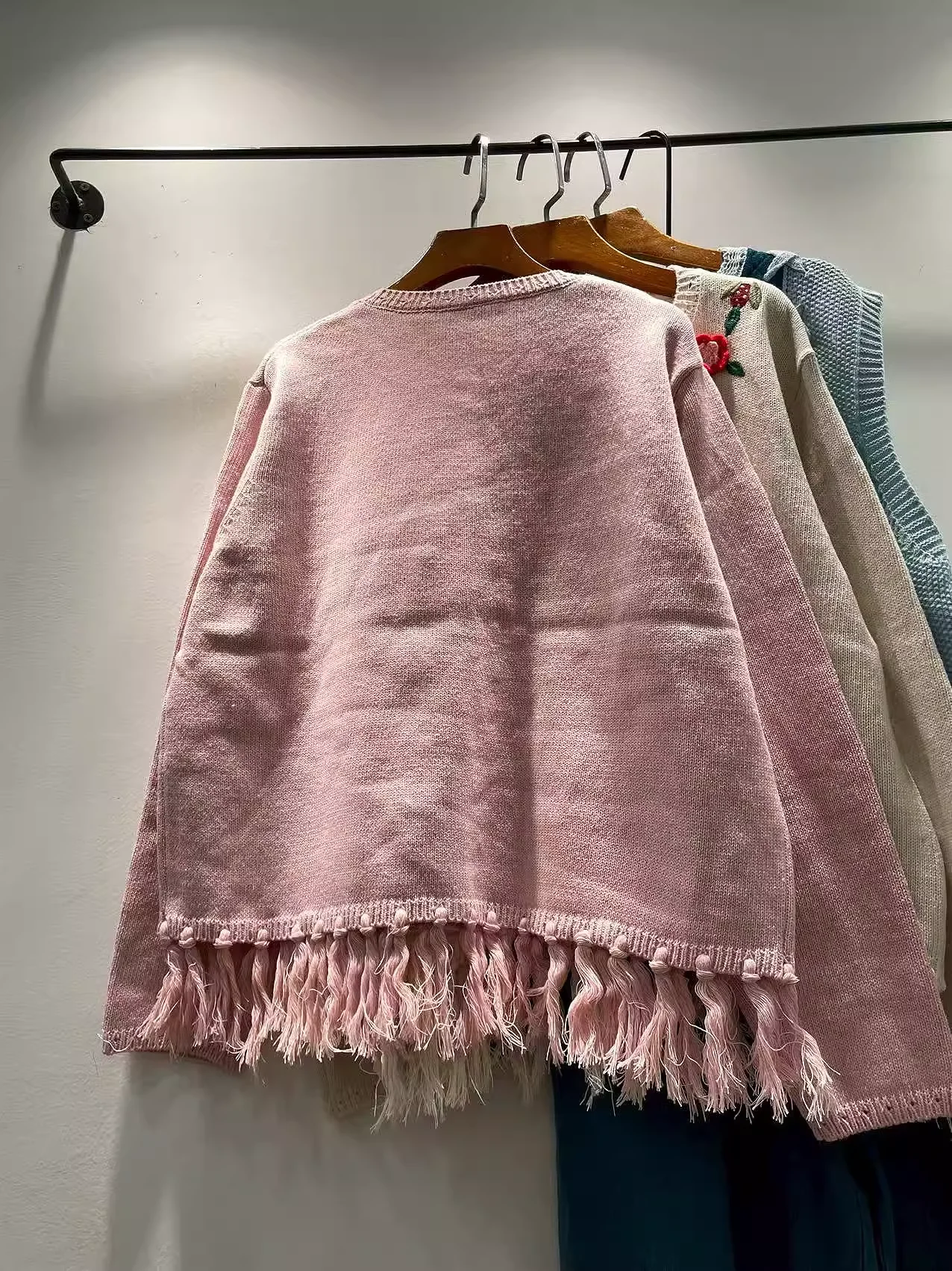 Odzież Mori kei w stylu japońskim różowy niebieski beżowy ręcznie robiony sweter z haftem kwiatowym dla kobiet jesienne oryginalne urocze ubrania