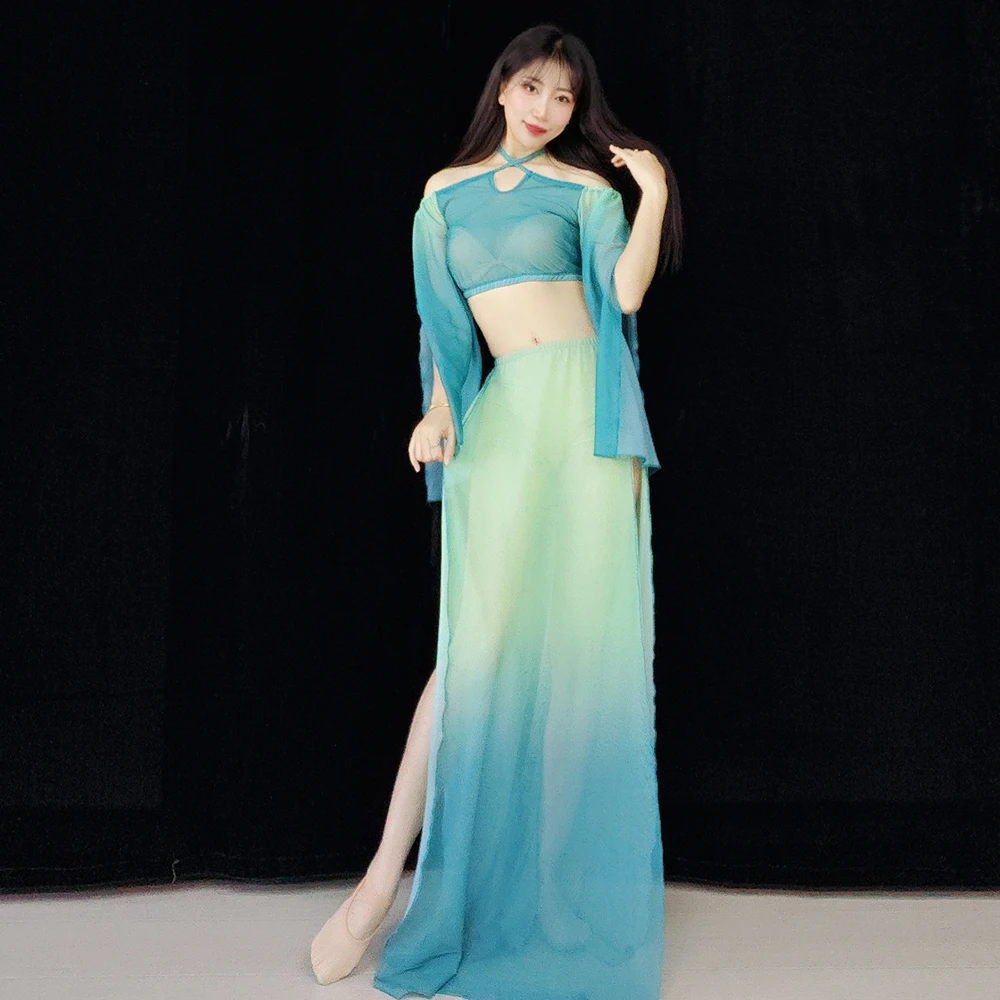 

Костюм для занятий восточными танцами (беллиданс) для начинающих: традиционная юбка с большим подолом для распахивания, идеально подходящая для тренировок.