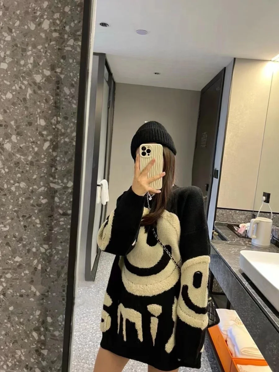 سترة نسائية متوسطة الطول مطرزة وسميكة للخريف والشتاء بتصميم مبتسم وحروف وألوان متباينة تغطي المؤخرة