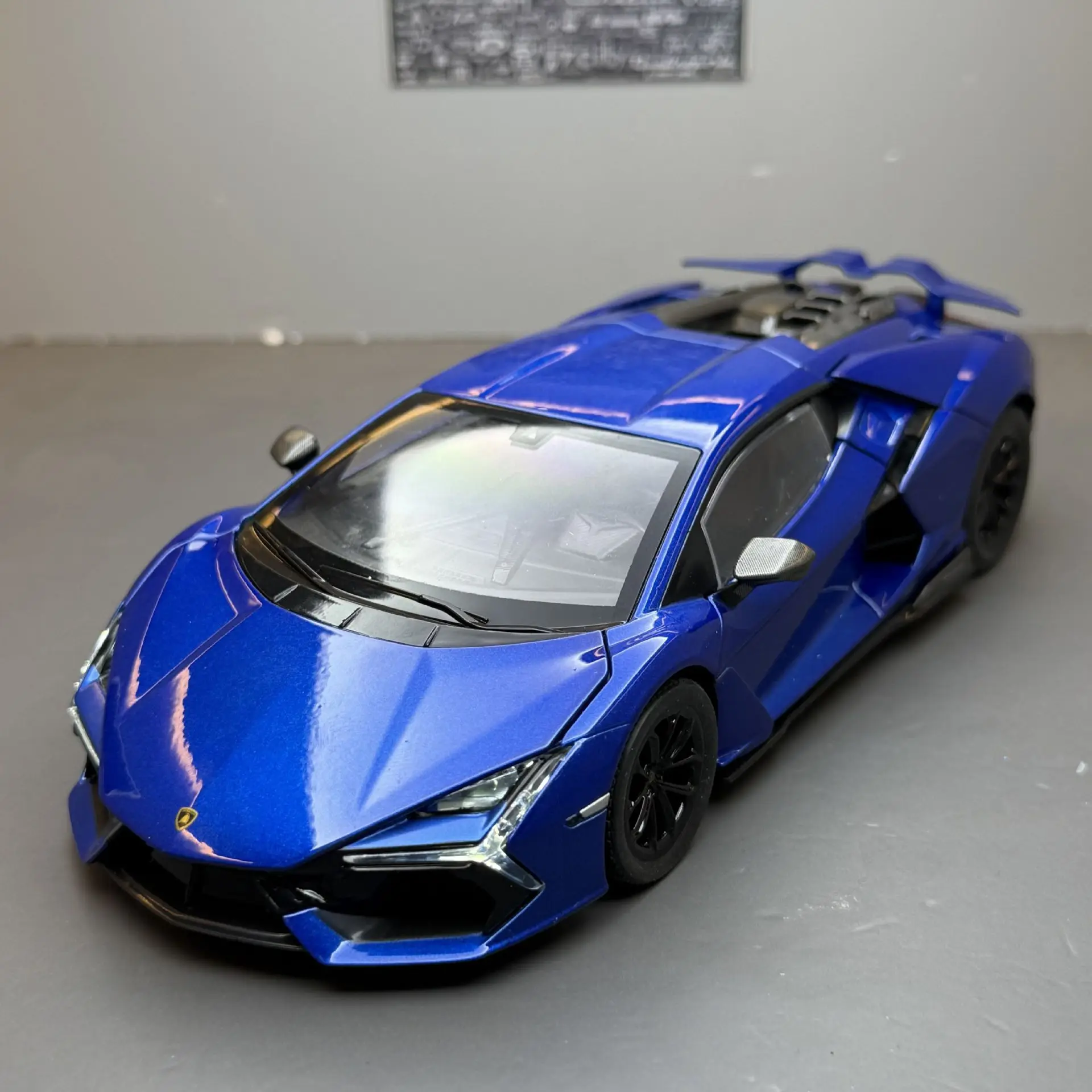 

1:24 спортивный автомобиль Revuelto, модель автомобиля из сплава со звуком и светом, литая под давлением металлическая игрушка, игрушка для мальчика, подарок, коллективный домашний декор