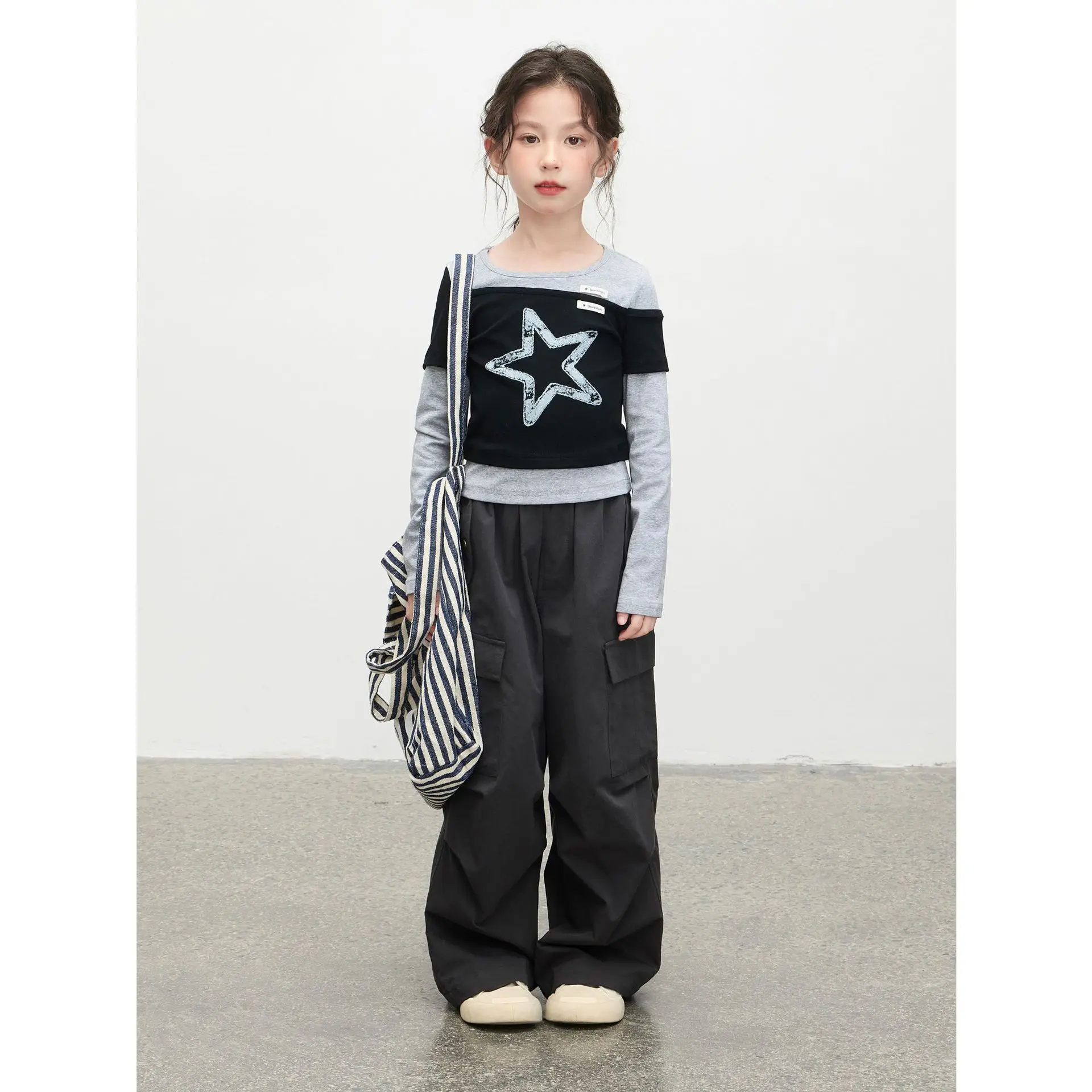 

Комплект детской одежды RAISE для девочек, 2 предмета: топ с принтом звезд и свободные прямые брюки на подтяжках с карманами