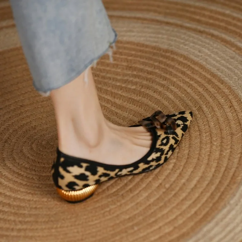 Sapatos leopardo de cabeça pontiagudos para mulheres, bombas de salto estranho raso, salto baixo de corrente francesa, moda confortável primavera e outono