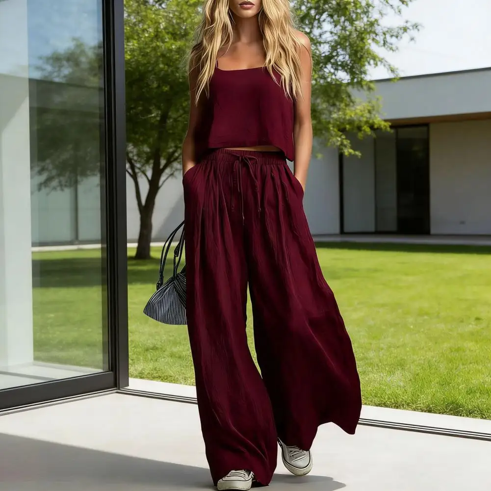 

Летний комплект из двух предметов для женщин: повседневный укороченный топ-камизоль и широкие брюки с карманами.