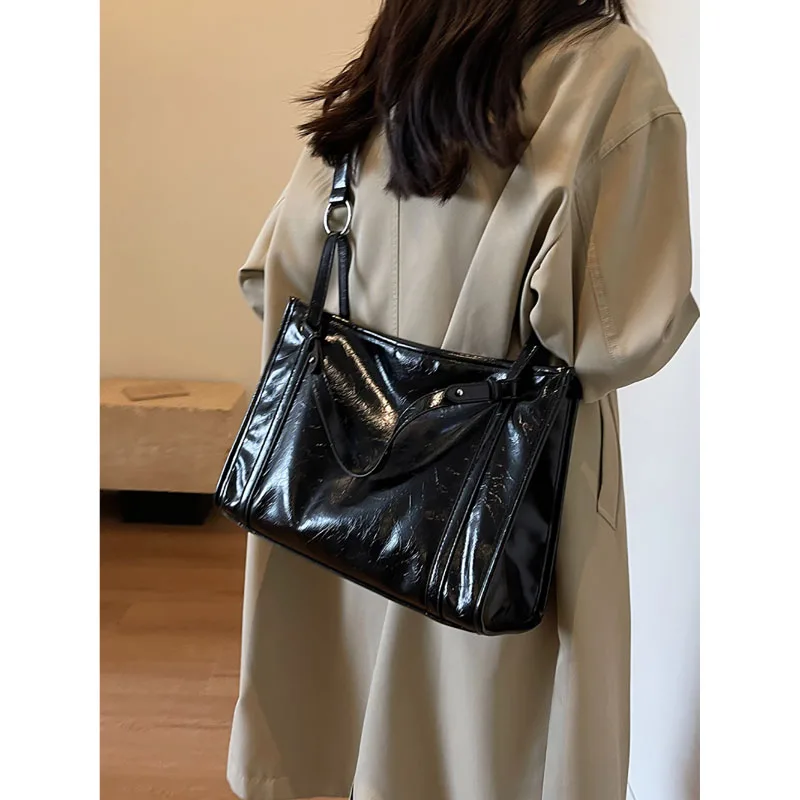 French Vintage Glossy Large Capacity Tote Bag Patent Leather Women 2023 New Fashion Autumn Winter Senior Sense Crossbody Pack