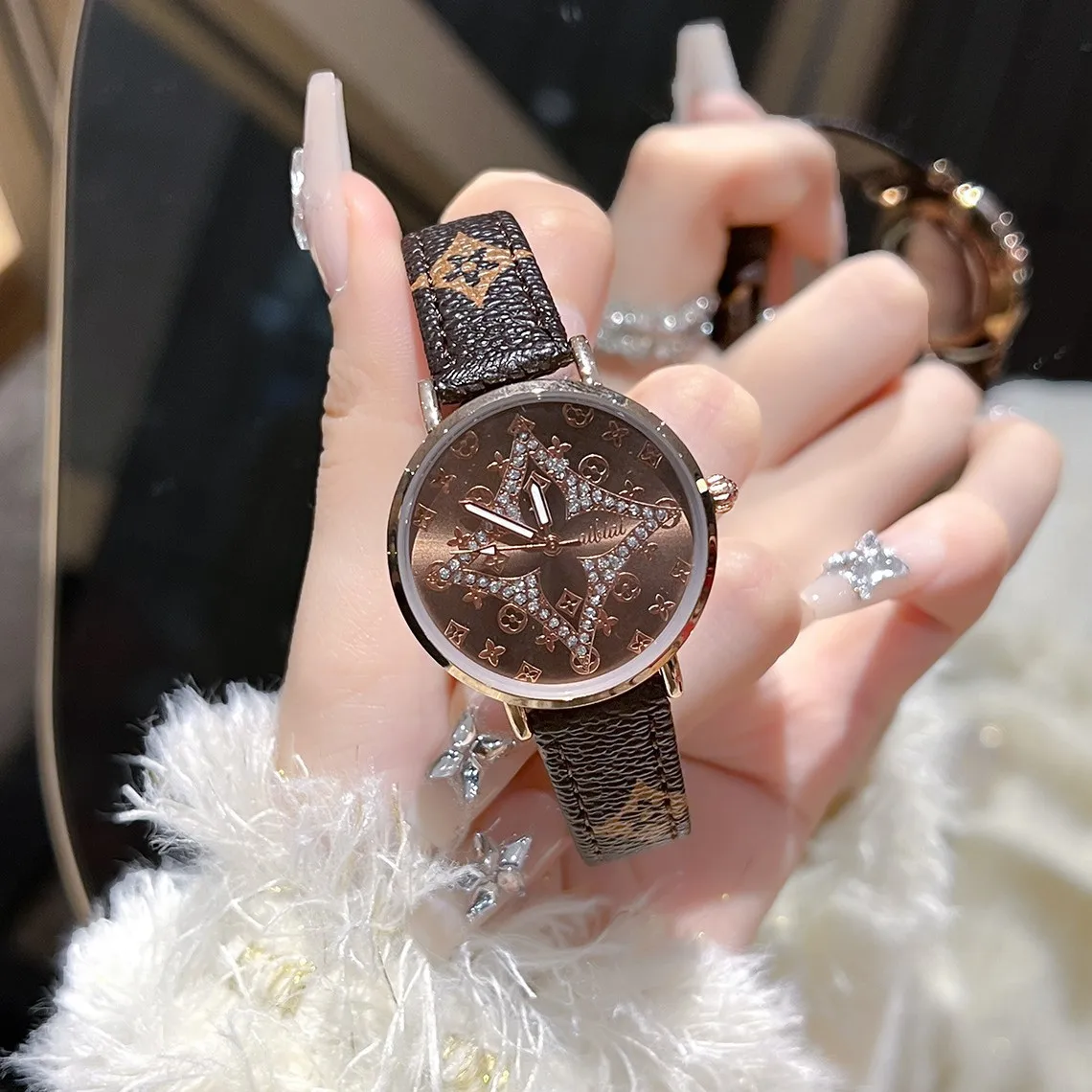 

Diamond Dial Design Women Quartz Watches Fashion Casual Ladies Wristwatches Simple Woman Leather Clock Montre Femme