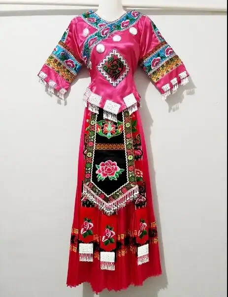 Chińska sukienka Hmong Damska tkanina festiwalowa Tradycja Wiosenna róża Czerwona tradycja Haft Miao