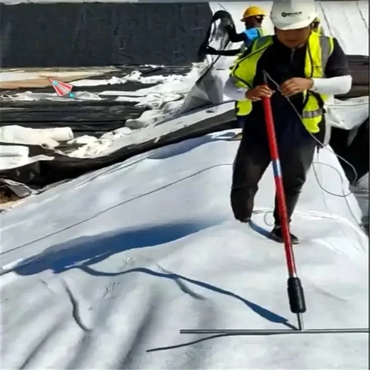 เครื่องตรวจจับการรั่วไหลของ Geomembrane สําหรับการตรวจจับการซึมและความเสียหายของท่อบ้าน