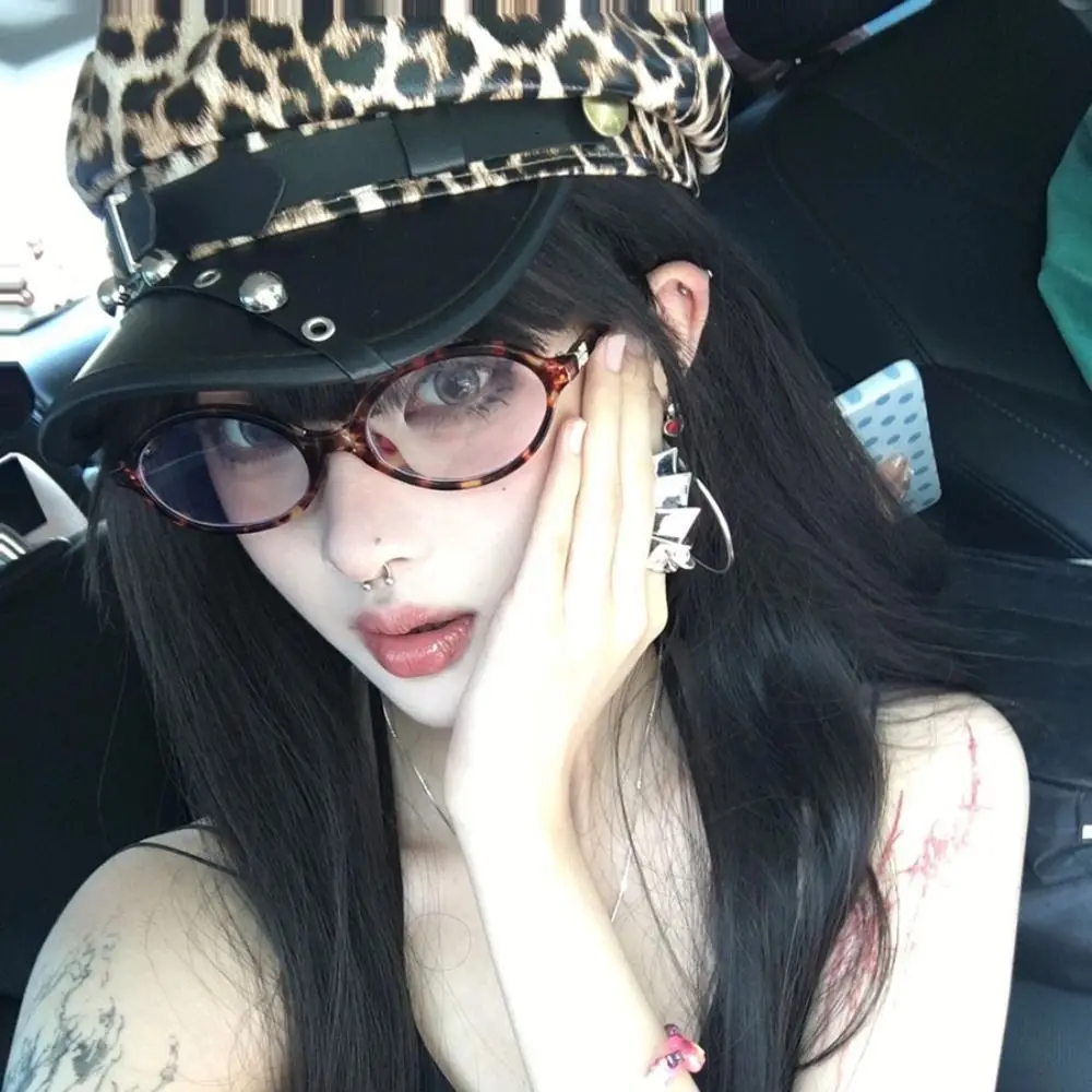 

Модная леопардовая шляпа с заклепками в стиле панк, готический берет Y2k, шляпа Harajuku из искусственной кожи с плоским верхом для девочек