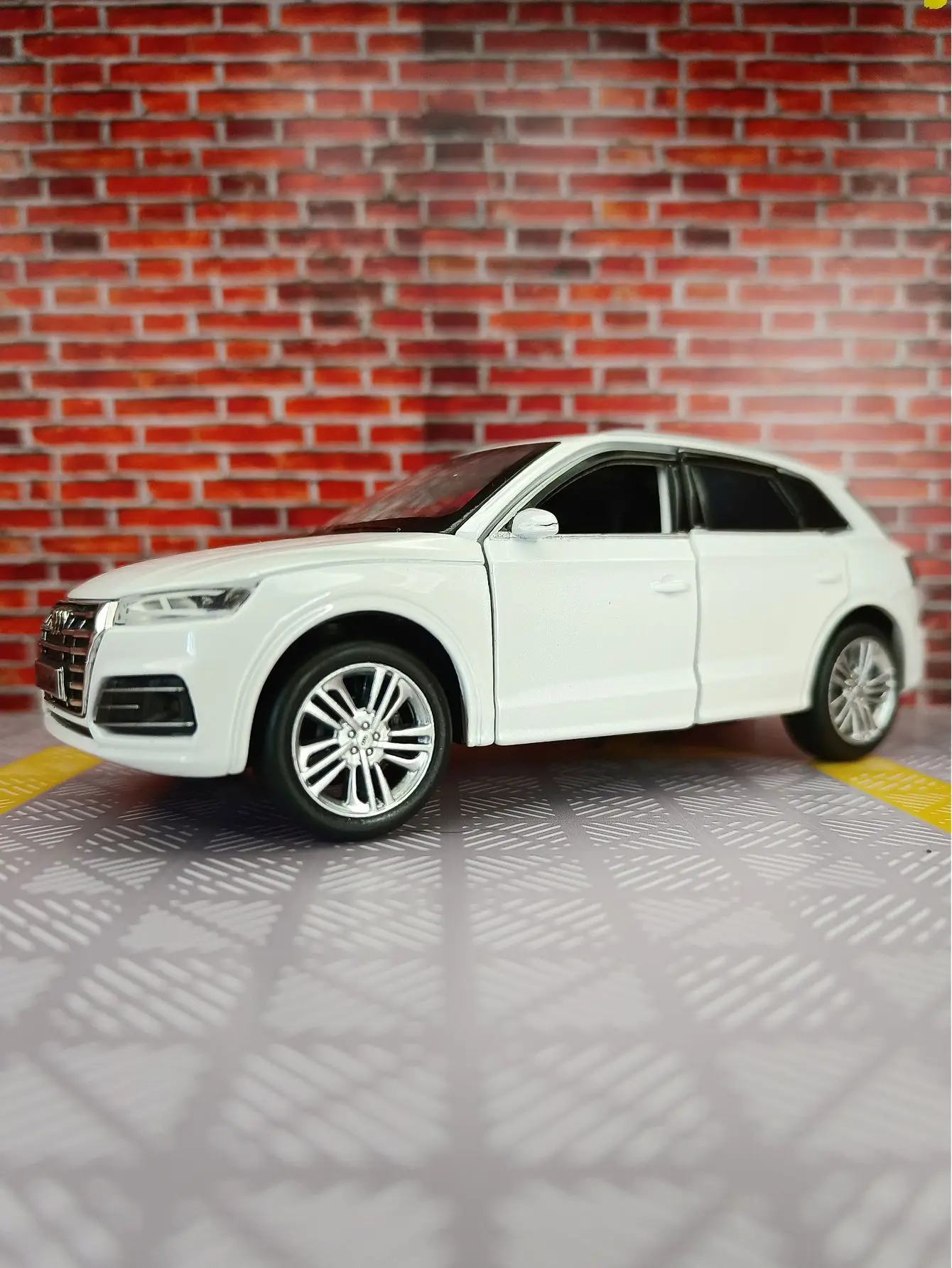 1:32 AUDI Q5 SUV Alloy Car Model Diecasts Metal Toy Vehicles Car Model Simulation Sound And Light Collection Childrens Toy Gifts