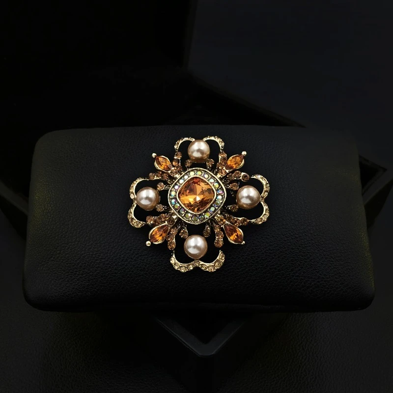 

Exquisite Vintage Court Style Flower Brooch Niche Design Luxurious Elegant Corsage Dress Coat Accessory for Women Jewerly 2111