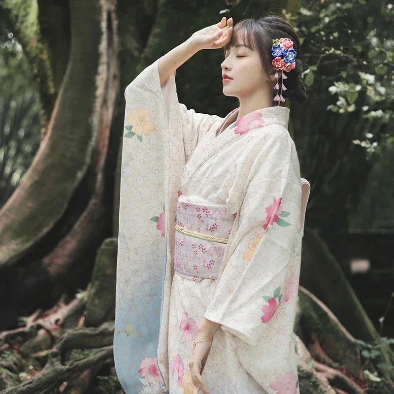 

Свежее кимоно в стиле ретро в японском стиле