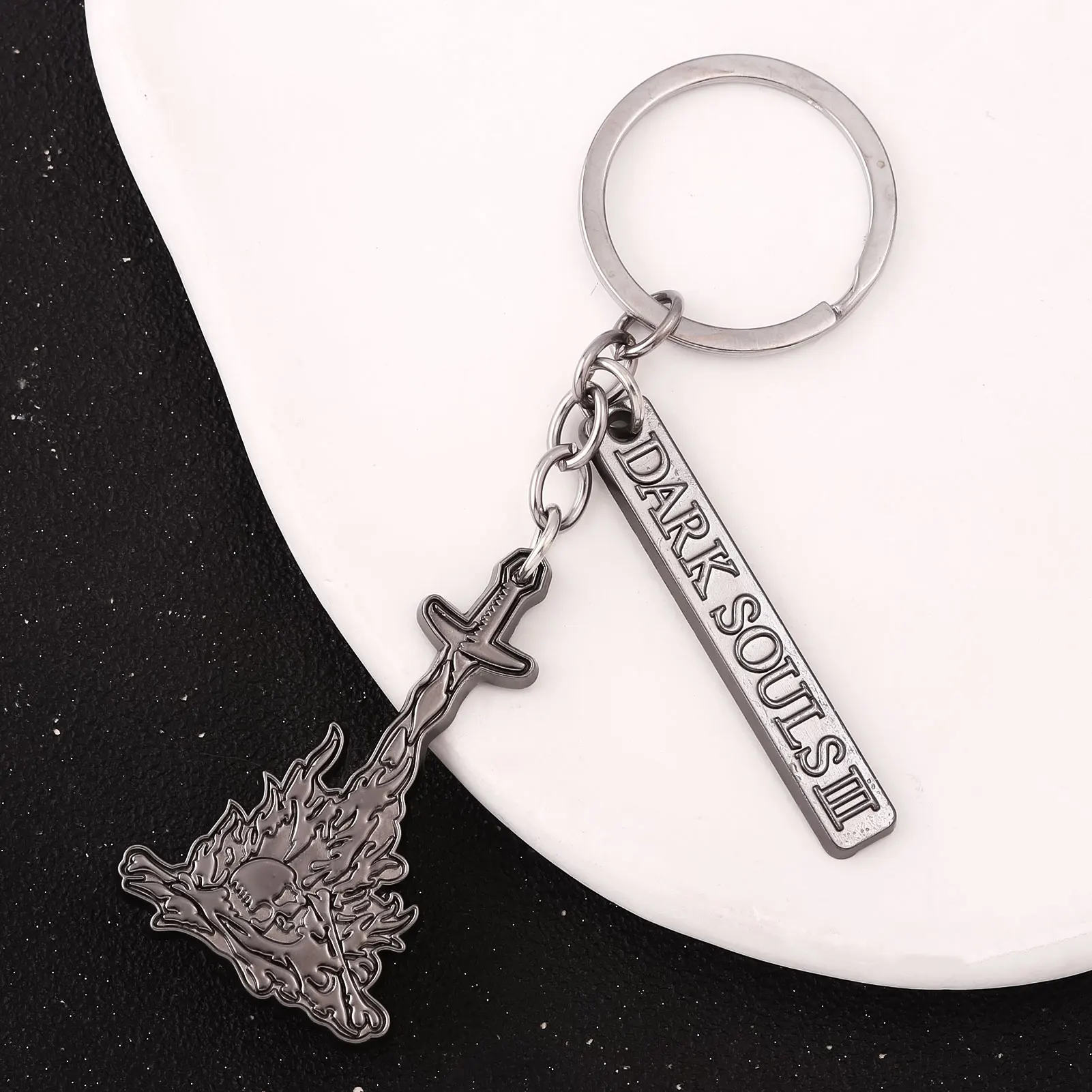 Dark Souls 3 Artorias Sword Keychains Sun Knight Shield Ornstein Sword Smough Hammer Keyring Pendant Cosplay Jewelry Gifts