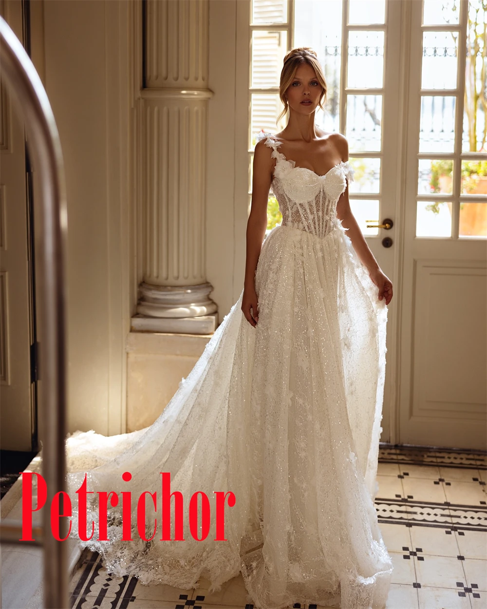 Robe de mariée personnalisée sans bretelles, fleurs de haute qualité, bretelles Spaghetti, sans manches, traîne chapelle exquise, dos nu