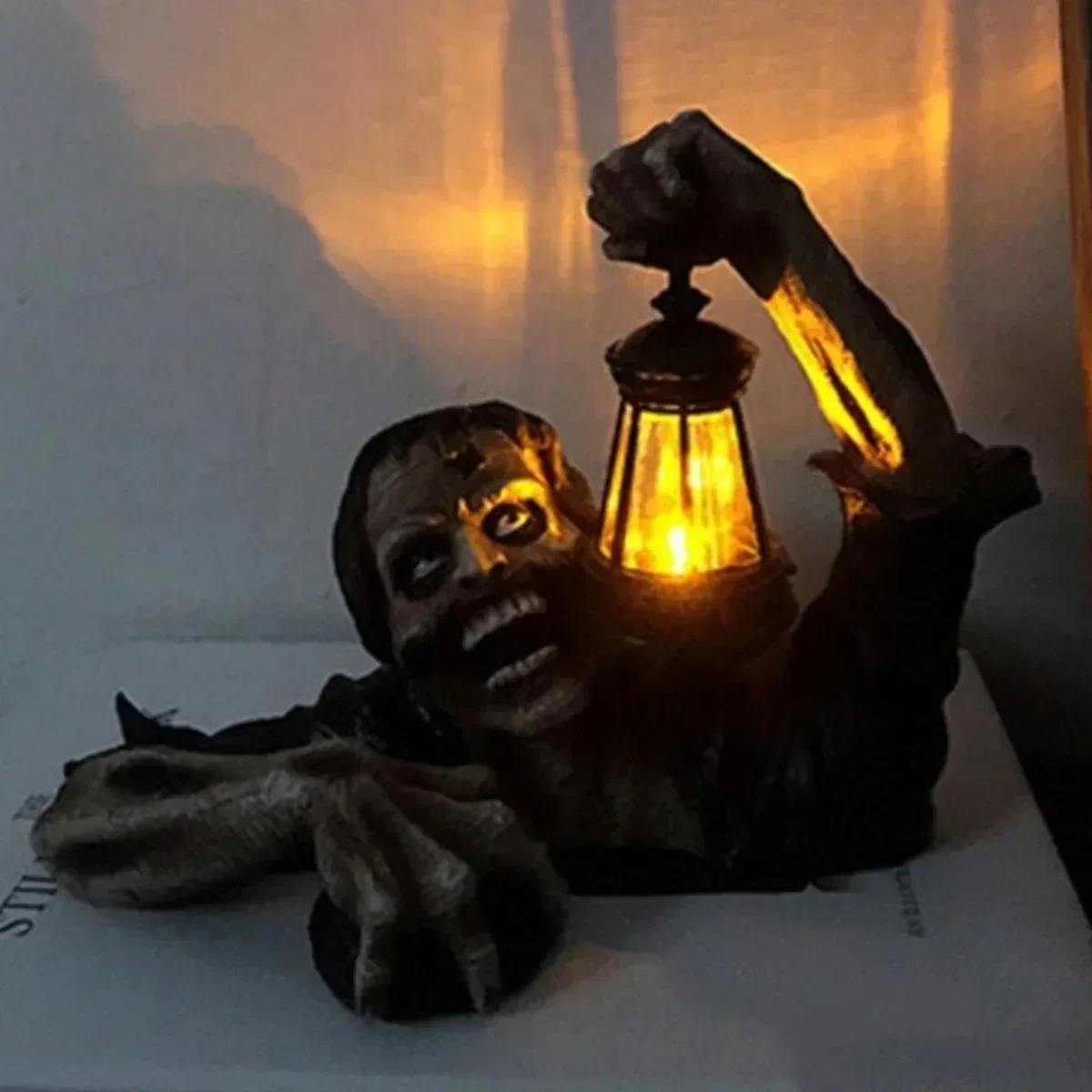 LED Zombie Lantern Halloween Crawling Horror Decor Scary Holding Lantern Zombie Outdoor Figurine Light Yard Lawn Garden Decorate