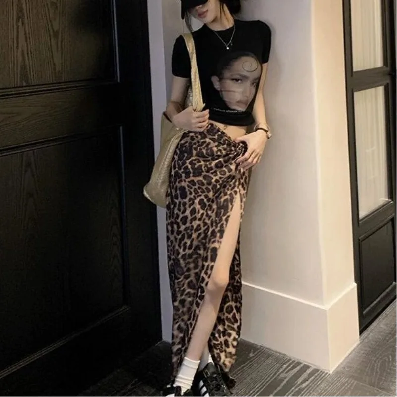 

Y2K Уличная леопардовая юбка, комплект женской облегающей графической футболки с коротким рукавом, сексуальная длинная юбка с высоким разрезом, комплект из двух предметов, летний вид 2025