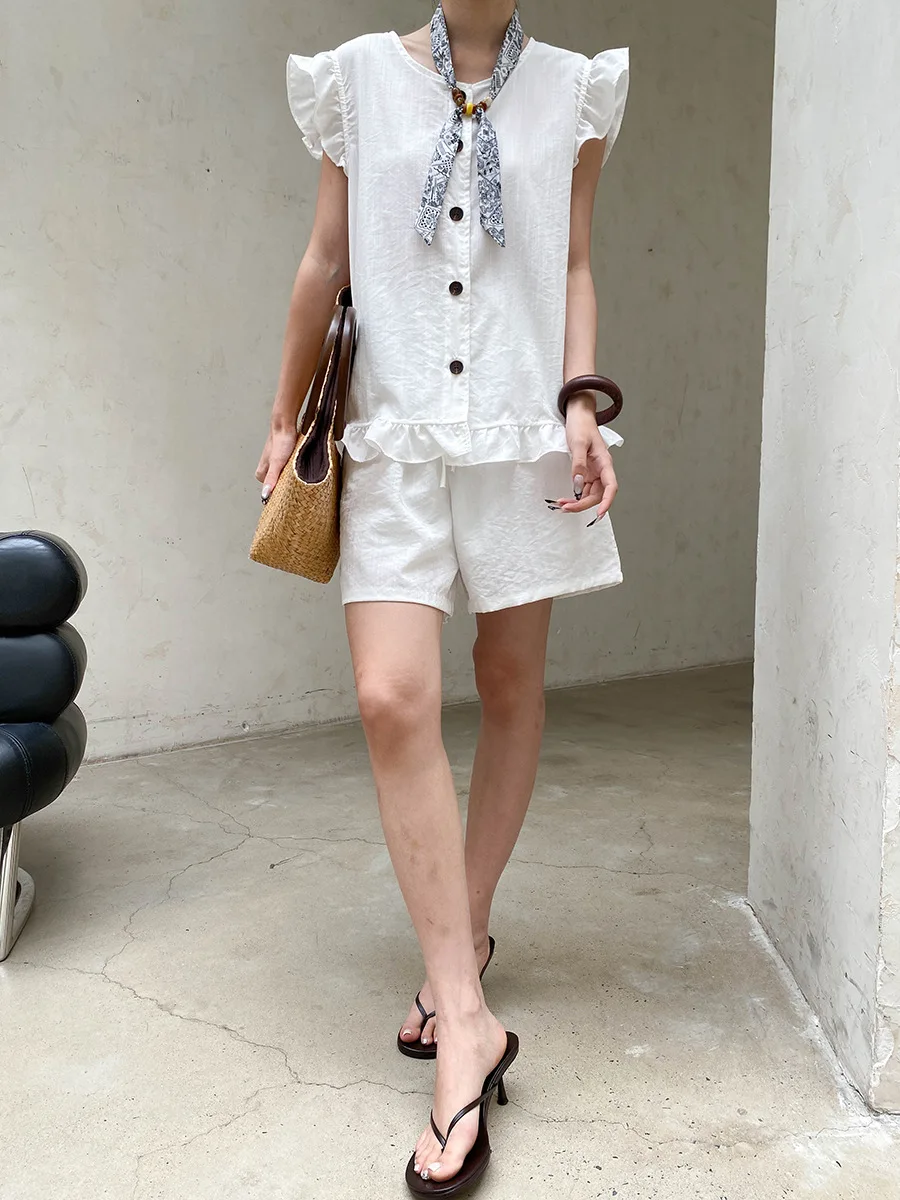 Sommerliches Damen-Set: Einfarbiges, ärmelloses Shirt mit Fungus-Edge-Details und kurzen Ärmeln sowie Shorts mit Kordelzug. – Detail 7